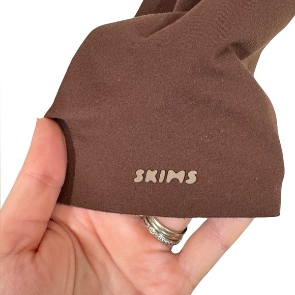 SKIMS Naked Plunge Bralette Wireless Bra in Cocoa - Picture 6 of 9